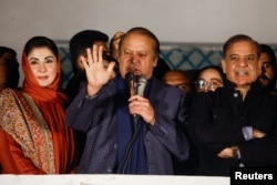 پاکستان کے سابق وزیر اعظم نواز شریف انتخابات کی ابتدائی نتائج کے بعد لاہور میں اپنی جماعت کے دفتر میں خطاب کر تے ہوئے، فوٹو رائٹرز 9 فروری 2024