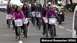 Kadınlar güzergah boyunca sloganlar eşliğinde pedal çevirdi.