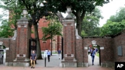 Cổng trường Đại học Harvard, nơi có nhiều sinh viên quốc tế theo học