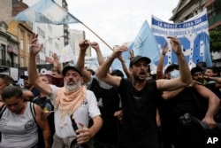 Çalışanlar işten çıkarmaları protesto ediyor.(Arşiv foto)