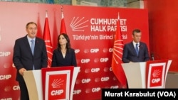 CHP Genel Başkanı Özgür Özel, DEM Parti Eş Genel Başkanları Tülay Hatimoğulları ve Tuncer Bakırhan ile ortak basın toplantısı düzenledi