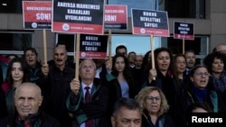 İstanbul Barosu'na bağlı avukatlar, Anayasa Mahkemesi ile Yargıtay arasında devam eden uyuşmazlığı protesto etmek için 14 Kasım 2023 tarihinde İstanbul'da Çağlayan Adliyesi Adalet Sarayı önünde toplandı.